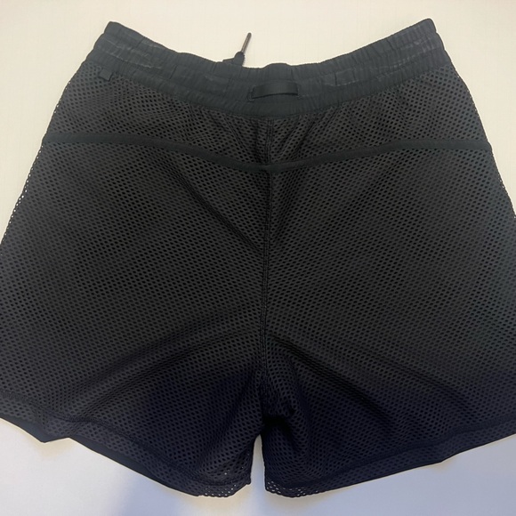 Lululemon Mesh on Mesh Short Size 6 - Picture 3 of 3